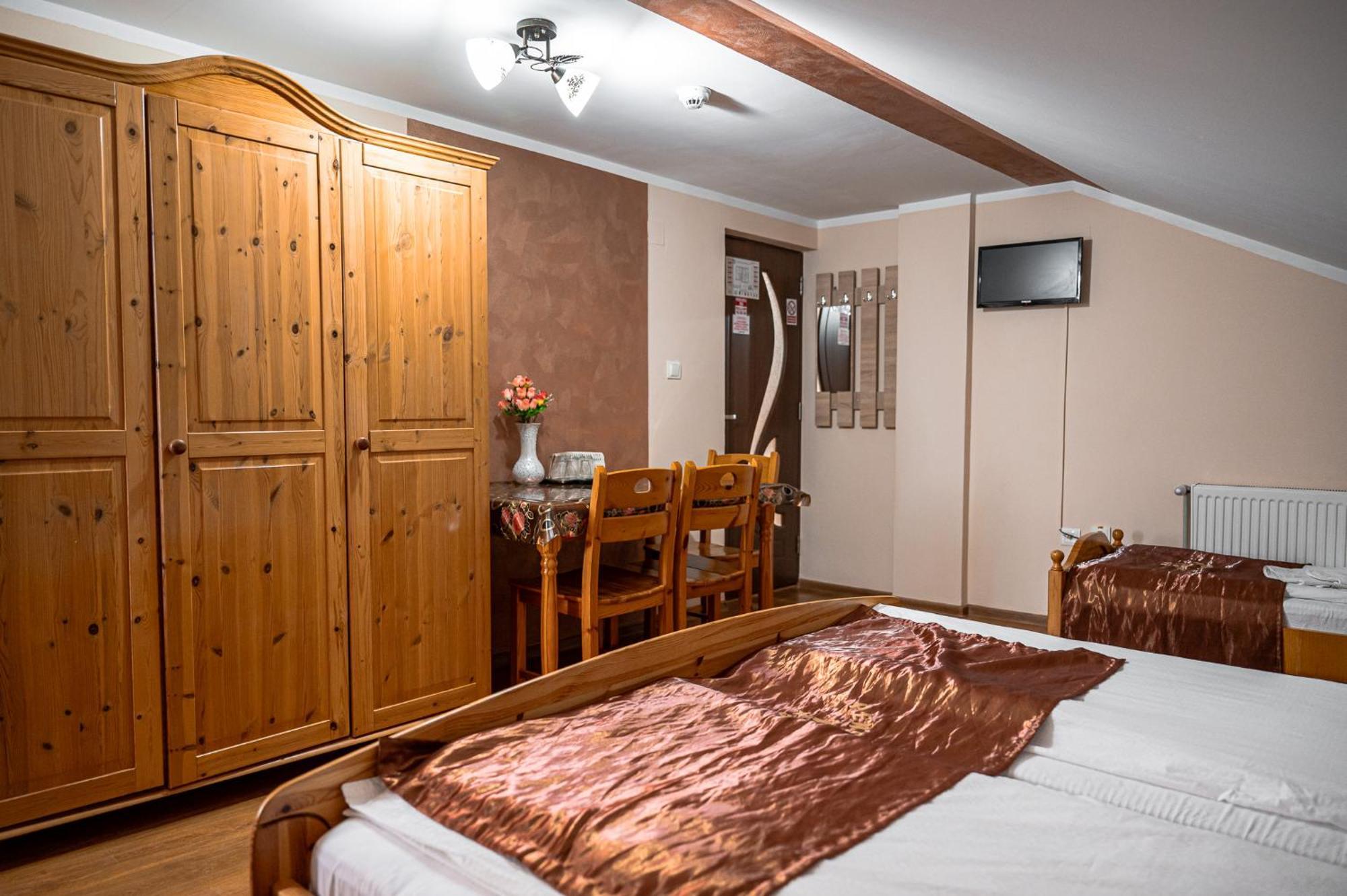Pensiunea Teo Caransebes Ngoại thất bức ảnh