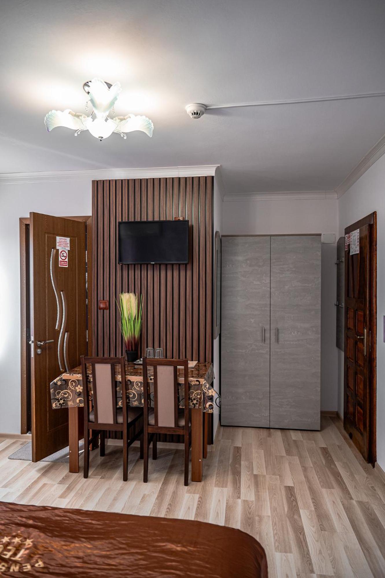 Pensiunea Teo Caransebes Ngoại thất bức ảnh